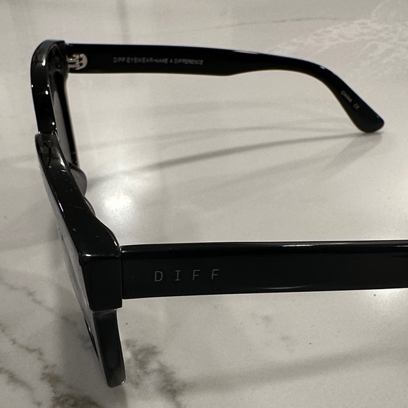 DIFF Carson Black Sunglasses - Picture 9 of 10